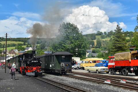 Viele Kontrastpunkte am Bahnhof Steinbach zum 14. Jöhstädter Oldtimerfest.