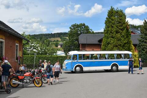 Den Dienst auf der Ausflugslinie Preßnitztal zwischen Wolkenstein und Steinbach übernahm zum 14. Jöhstädter Oldtimerfest der blaue H6-Bus.