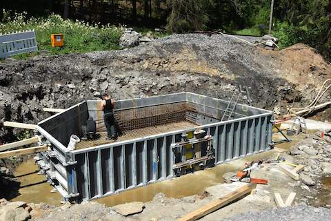 Währenddessen wird in der aufgebauten Fundamenteinschalung am Bewehrungsgeflecht gearbeitet, dass bereits zur Mitte der Woche abgenommen werden konnte.