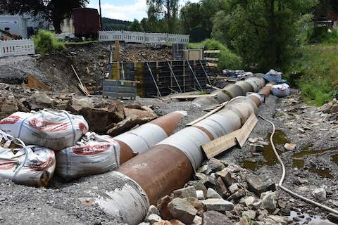 Weiterhin wird das Schwarzwasser im Bereich der Brückenbaustelle durch zwei große Rohre kanalisiert.