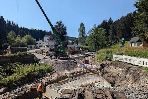 Das Fundament des Wolkensteiner Widerlagers ist ausgeschalt, jetzt kann auch hier parallel der Aufbau der Verschalung für das eigentliche Widerlager beginnen.