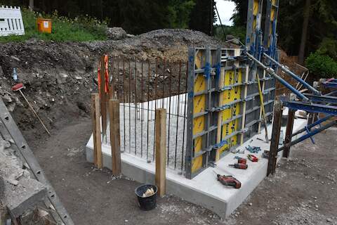 Auf dem betonierten Fundament entsteht jetzt die Verschalung für das Widerlager auf der Wolkensteiner Seite.