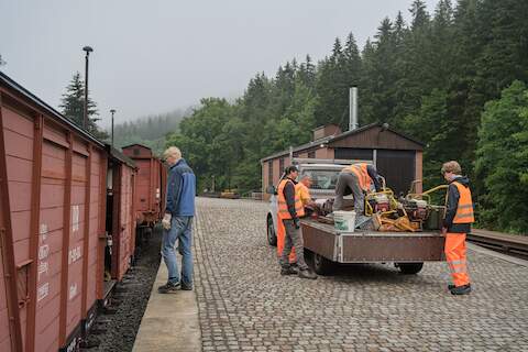 Mit einem Transporter mussten am Morgen zunächst die Arbeitsgeräte für den Einsatz aus Schmalzgrube geholt werden, da der Arbeitszugwagen wegen der Brückenbaustelle in Schlössel nicht bis nach Jöhstadt überführt werden konnte.