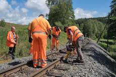 Im Abschnitt zwischen Fahrzeughalle und Bahnhof Jöhstadt werden einzelne Schwellen nachgestopft.