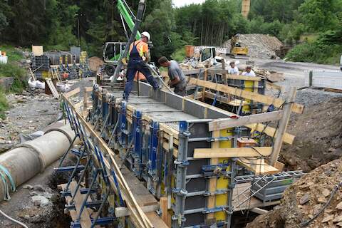 Die Flügelmauer zum Schwarzwasser ist bereits mit Beton gefüllt.