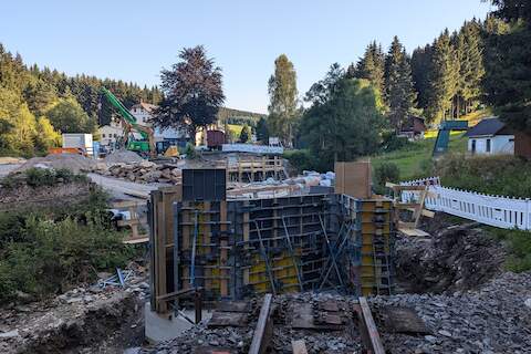 Der Aufbau der Verschalung des Wolkensteiner Widerlagers ist fertig, jetzt muss die Bewehrung eingebaut werden.