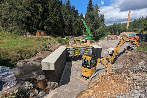 Jetzt ist die Kammerwand am Jöhstädter Widerlager für das Betonieren eingeschalt.