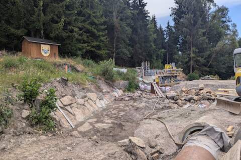 Auf der Prallhangseite des Schwarzwassers wird mit dem Neuaufbau der Uferbefestigung mit großen Steinblöcken begonnen.