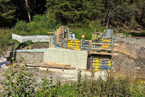 Neben dem Wolkensteiner Widerlager wurde die Wand mit Natursteinen bis an das Widerlager herangeführt.