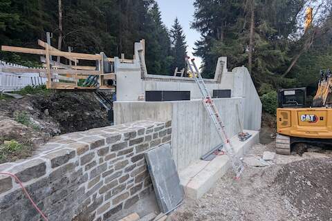 Der Anschluss des Wolkensteiner Widerlagers an die Natursteinmauer der Uferbefestigung ist wiederhergestellt.