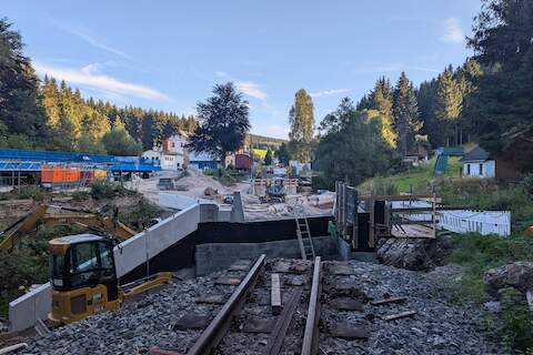 Blick entlang der Gleisachse zum Bahnhof Schlössel.