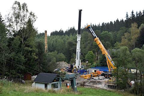 Allein für den notwendigen Ballast und die Unterstellplatten werden drei zusätzliche Transport-Lkw benötigt.