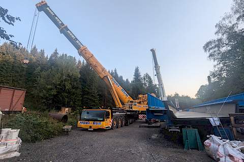 Am Morgen kurz nach 7 Uhr beginnt sich die Baustelle mit Menschen zu füllen.