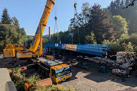 Um 9.06 Uhr hat die Brücke den Montageplatz verlassen.