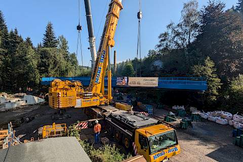 Ganz langsam wird die Brücke zwischen den Kränen durchgefedelt.