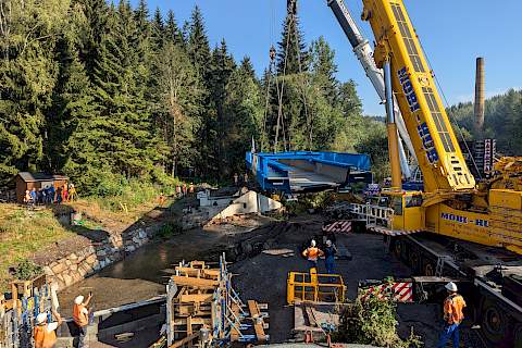 Die Brücke nähert sich der Gleisachse.