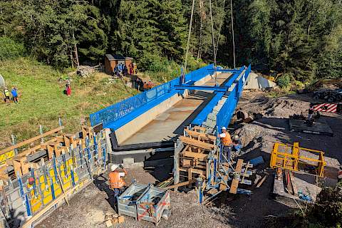 An der Bewehrung am Widerlager auf der Jöhstädter Seite muss noch etwas Platz geschaffen werden.