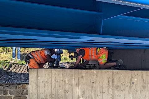 Unter der Brücke werden die letzten Zehntelmillimeter Positionierarbeit gebracht.