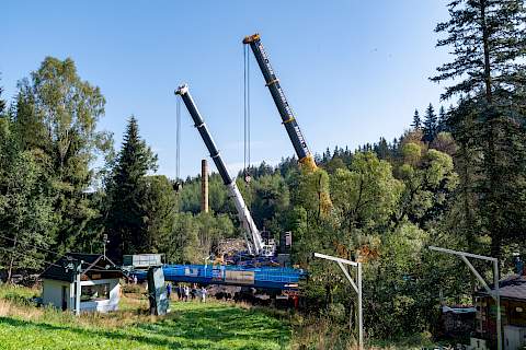 Die Brücke ist in Position.