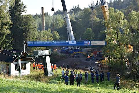 Langsam kommt die Brücke über das Schwarzwasser.