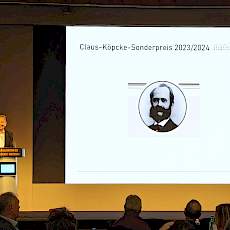 Mario Böhme, Vorsitzender des Vorstandes der IG Preßnitztalbahn e.V. beim Vortrag der Laudatio auf den Preisträger des „Claus-Köpcke-Sonderpreises 2024“, Günter Baumann.