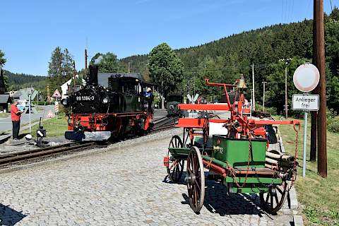 Historische Löschtechnik und historische Dampfloktechnik auf bzw. an der Ladestraße in Schmalzgrube.