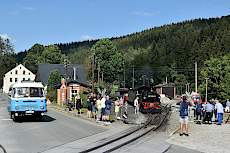 Zug, Bus-Ersatzverkehr nach Jöhstadt und Gäste des Feuerwehrfestes in Schmalzgrube.