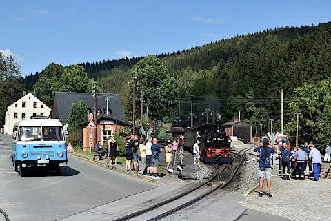 Zug, Bus-Ersatzverkehr nach Jöhstadt und Gäste des Feuerwehrfestes in Schmalzgrube.