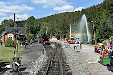 Unterschiedliche Pumpen und Spritztechnik wird auf der Ladestraße in Schmalzgrube demonstriert.