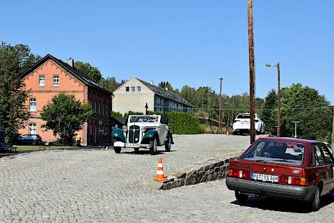 Fahrzeug: Adler Trumpf Junior 1 E Cabrio, BJ 1937, 24 PS auf der Rampe und Fahrzeug: Ford Escort CL, BJ 1985, 60 PS bei der Einfahrt auf die Ladestraße.