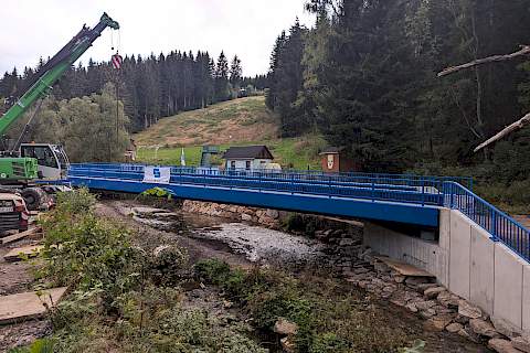 Blick stromauf auf die Brücke.