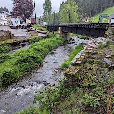 Am 22. Mai schweift der Blick gegen 7 Uhr noch einmal über die alte Brücke. Die Sh2-Scheiben sind bereits gestellt und in wenigen Minuten werden die Bautrupps mit ihren Arbeitsaufgaben beginnen.