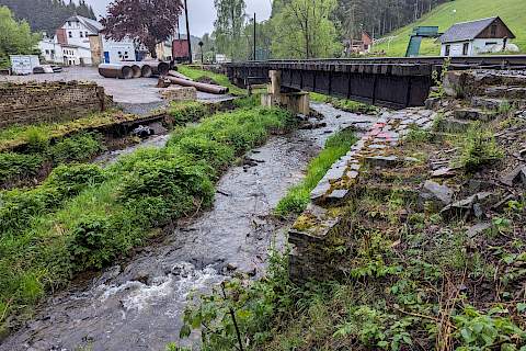 Am 22. Mai schweift der Blick gegen 7 Uhr noch einmal über die alte Brücke. Die Sh2-Scheiben sind bereits gestellt und in wenigen Minuten werden die Bautrupps mit ihren Arbeitsaufgaben beginnen.