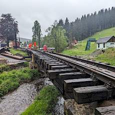 Noch am 22. Mai begann die Demontage des Gleises auf der Brücke mit dem Auftrennen der Schienen und Hakenschrauben der Schwellen.