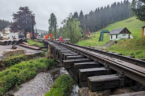 Noch am 22. Mai begann die Demontage des Gleises auf der Brücke mit dem Auftrennen der Schienen und Hakenschrauben der Schwellen.