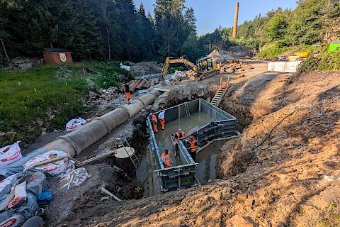 Mitte Juni begann auf der rund einen Meter unter der Sohle des Schwarzwassers auf tragbarem Untergrund betonierten Sauberkeitsschicht der Aufbau der Verschalung für das Fundament des Widerlagers auf der Jöhstädter Seite.