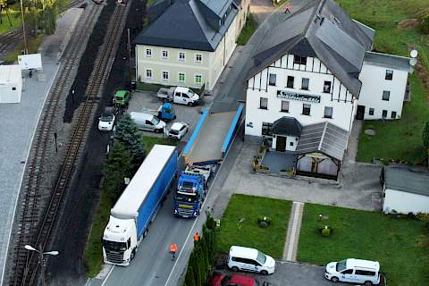 Anlieferung der Brückenteile über die enge Schlösselstraße.