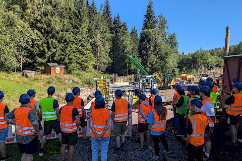 Die Mitarbeiter des Dresdener Ingenieurbüros DITTMANN+Ingenieure, das für die Planung der neuen Brücke verantwortlich zeichnet, nutzte am 16. August ihren Firmenausflug zur Besichtigung der Baustelle der Preßnitztalbahn.