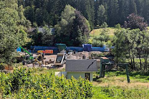 Die Verbindungsstellen der Brückenteile sind zum Schweißen eingehaust.