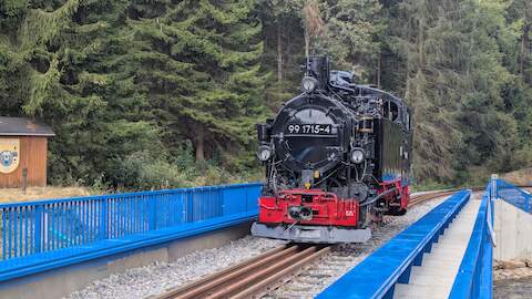 Die VI K 99 1715-4 hatte die Ehre, die Erstbefahrung der Brücke vorzunehmen.