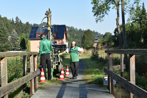 Direkt am Widerlager der ersten Brücke auf dem Bahndamm von Oberschmiedeberg werden einige Bohrungen vorgenommen.