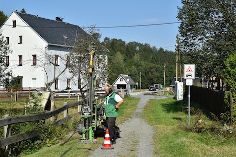 Entlang des Bahndammes wird an ausgewählten Stellen gebohrt, um den Schichtenaufbau unter dem jetzigen Rad- und Wanderweg zu kennen.