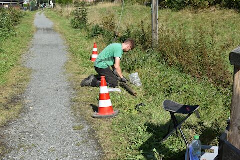 Die entnommenen Bohrkerne werden eingepackt und zur Auswertung im Labor mitgenommen.