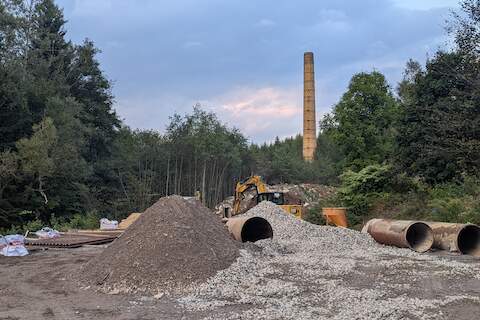 Die Wasserhaltung wurde aus dem Gewässer entfernt und wird nun wieder abtransportiert.