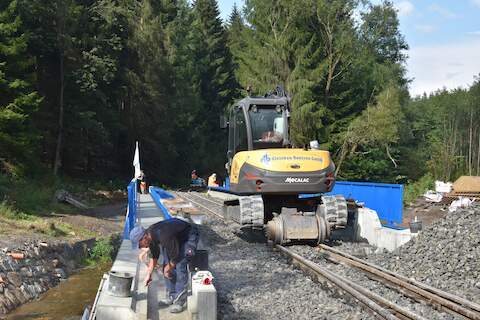 Arbeiten an der Brücke an verschiedenen Stellen.