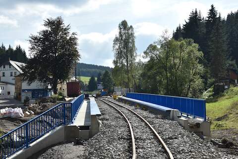 Der Schotter ist auf dem Gleis ausgebracht und muss nun noch in einem Handstopfgang bearbeitet werden.