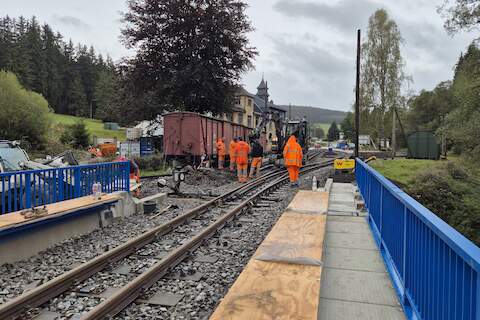 Der Bahnsteig wird wieder bis zur Brücke verlängert.