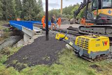 Arbeiten am Bahnsteig.