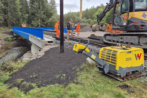 Arbeiten am Bahnsteig.