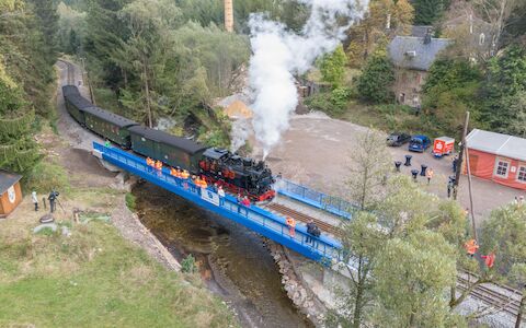 Eine Drohne gewährt den besten Überblick über den Moment, als die Lok 99 1715-4 mit ihrem Zug aus Schmalzgrube kommend das erste Mal über die neue Brücke fuhr.